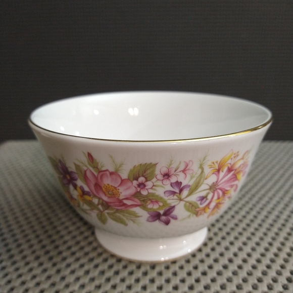 Vintage Colclough Bone China Cup And Saucer, Creamer, Sugar Bowl Mad in England - Picture 7 of 13